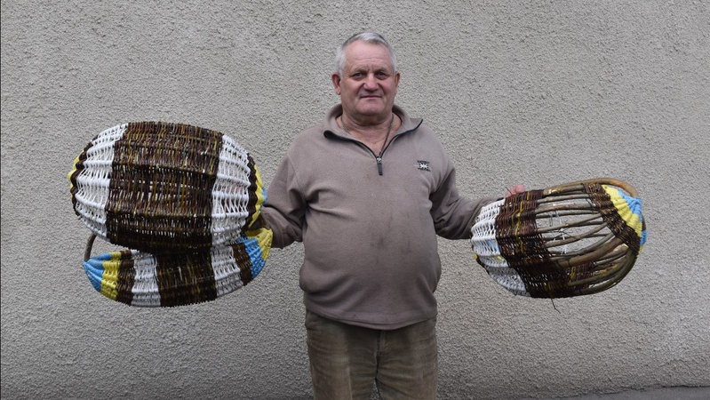 За зиму сплів до сорока штук: експедагог з Волині плете кошики
