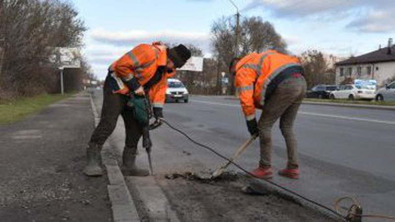 У Луцьку латають ямки на дорогах. ФОТО