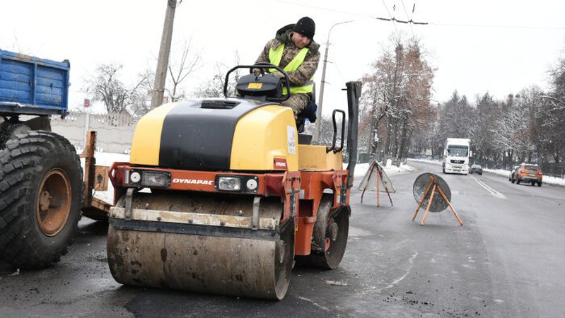 Чому та які вулиці Луцька асфальтують під час морозів