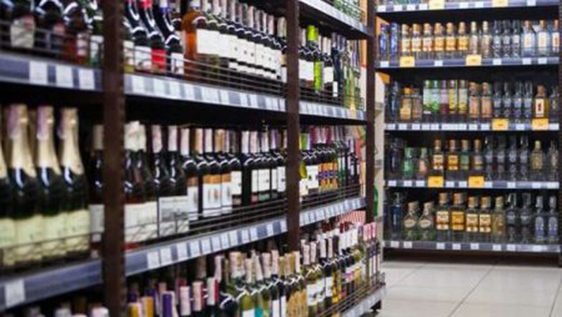 Продавала алкоголь вночі: у Луцьку продавчині згрожує штраф