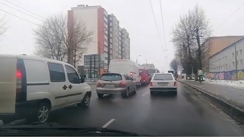 У Луцьку десятки авто застрягли у заторі. ВІДЕО