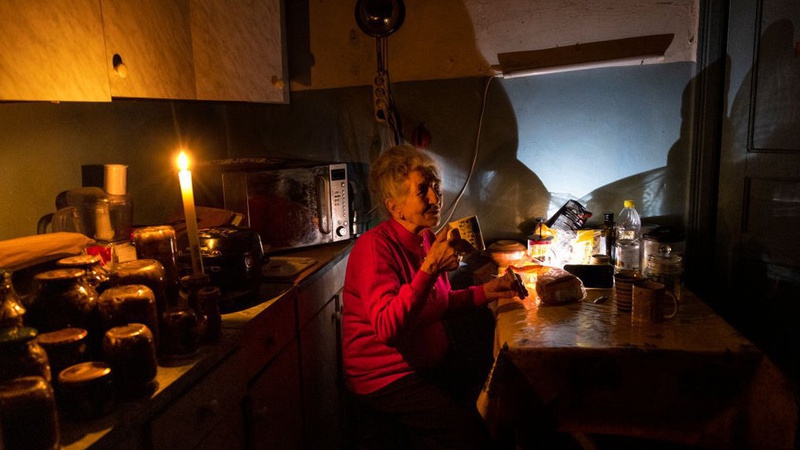 Чим займаються українці, коли немає світла. Опитування