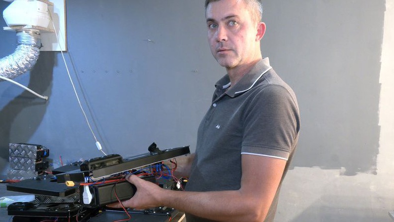 Майстер з Луцька виготовляє зарядні станції для військових, які не бояться ні дощу, ні болота