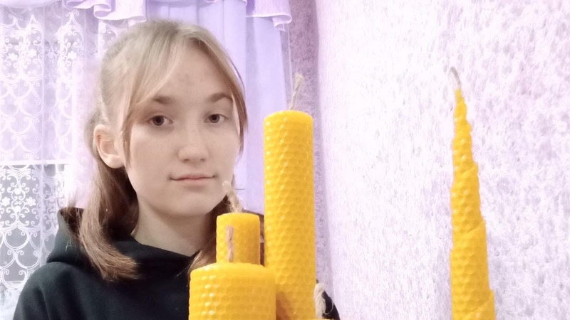 Юна майстриня з Волині виготовляє натуральні свічки