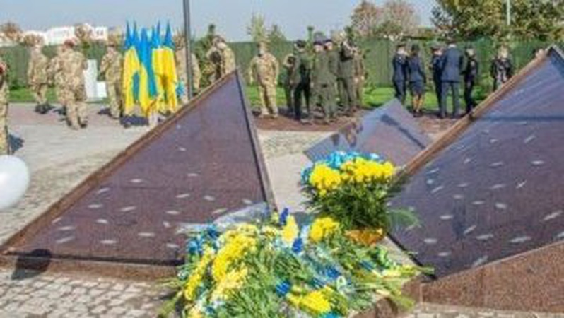 Окупанти у Маріуполі демонтують меморіал пам’яті загиблих військових