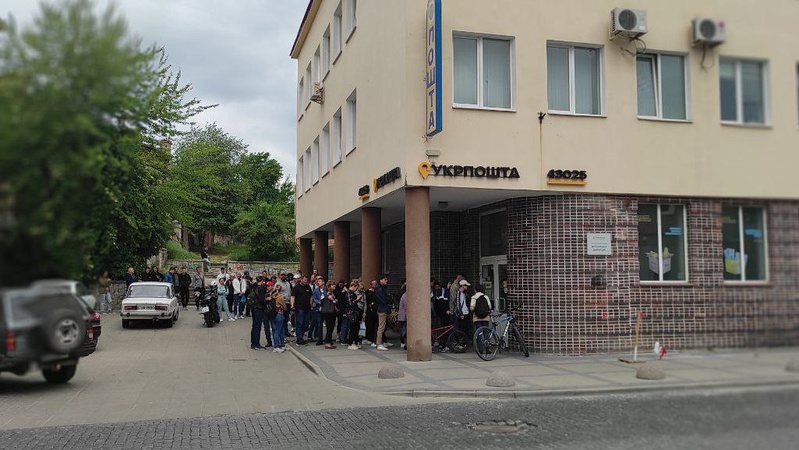 У Луцьку – ажіотаж навколо продажу нової поштової марки. ФОТО