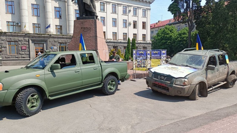 Волинські волонтери купили новий пікап для бійців на фронт