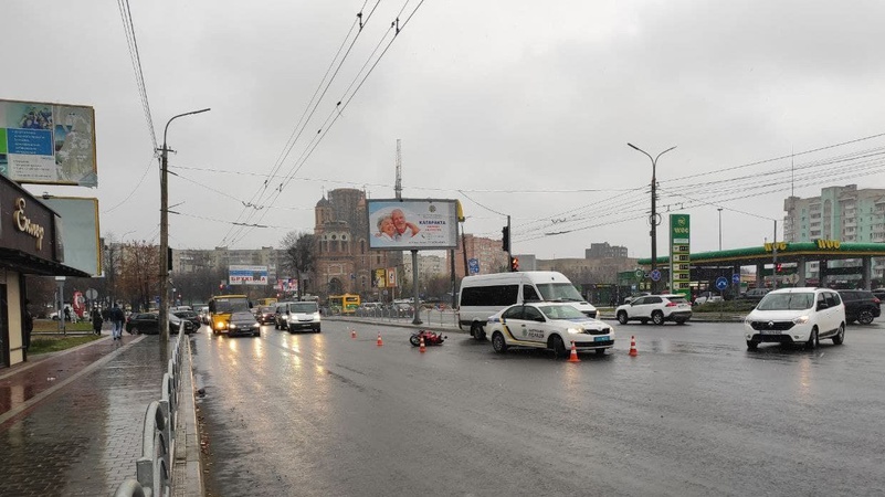 ДТП у Луцьку: бус збив скутериста