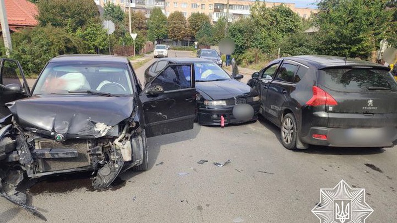 У Луцьку на перехресті зіткнулися три авто