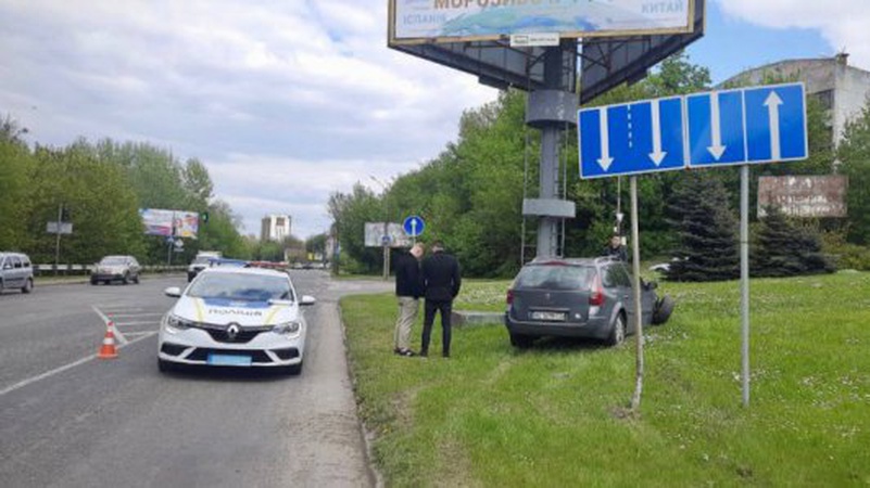 У Луцьку на Набережній п’яний водій в’їхав у дорожній знак