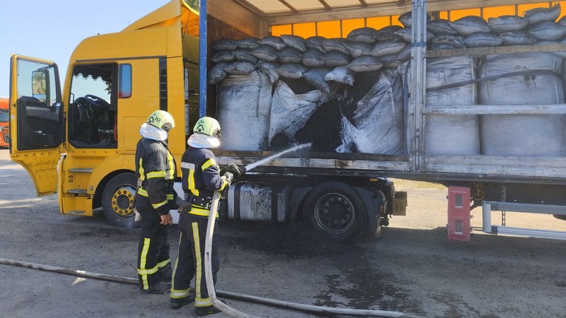 На Волині у причепі вантажівки загорілися мішки з вугіллям