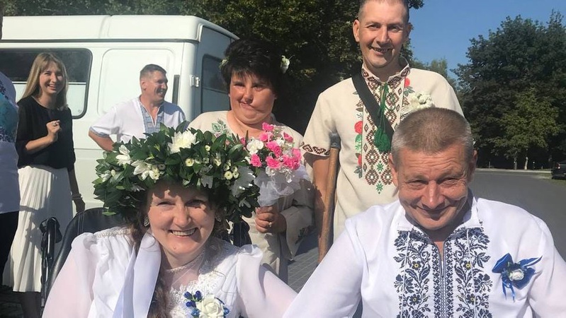 Подвійне весілля: у Луцькому геріатричному пансіонаті взяли шлюб дві закохані пар