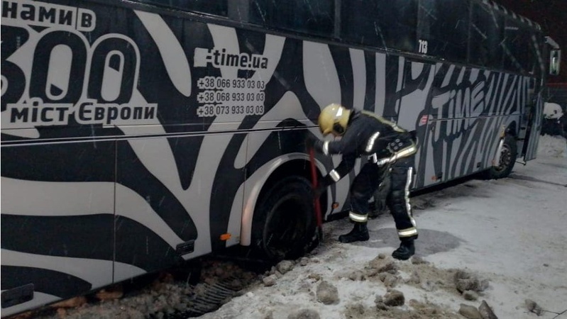 У Ковелі в сніговому заметі застряг рейсовий автобус