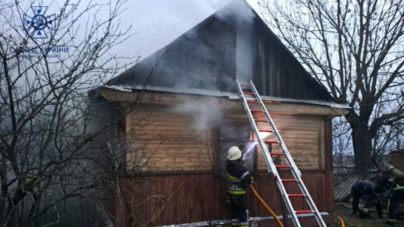 Через куріння власниці у Копачівці горів будинок: її госпіталізували з опіками. ФОТО