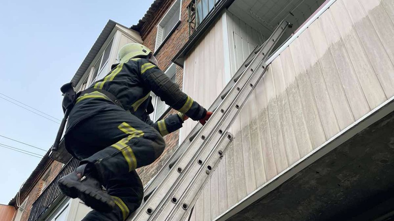 На Волині рятувальники лізли до квартири через балкон, аби допомогти бабусі
