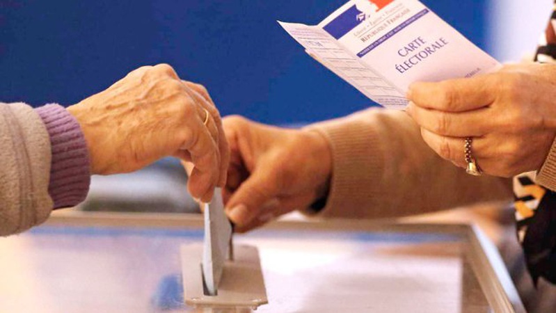 Блок Макрона на 0,09% випередив лівих у першому турі парламентських виборів у Франції