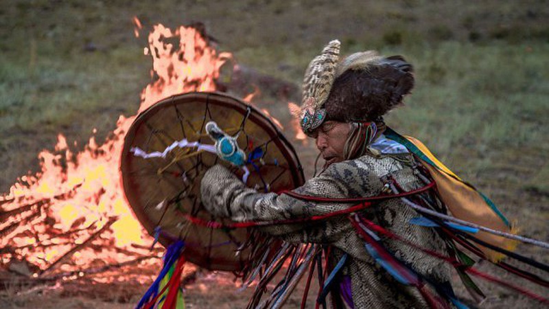 «Повертати душі» і «лікувати»: з Бурятії відправляють юрти та шаманів на Донбас