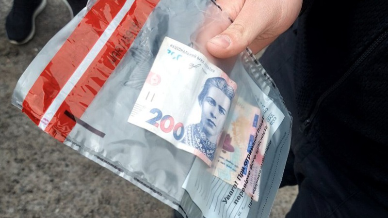 На Волині батько, вигороджуючи 18-річного сина-порушника, пропонував патрульним хабар