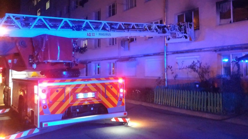 Евакуювали трьох людей та підлітка: у Луцьку горіла квартира у гуртожитку