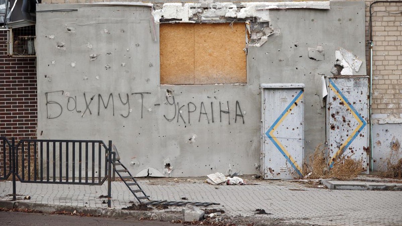 Техніка грузне в багнюці: українські захисники показали «дорогу життя» в Бахмут