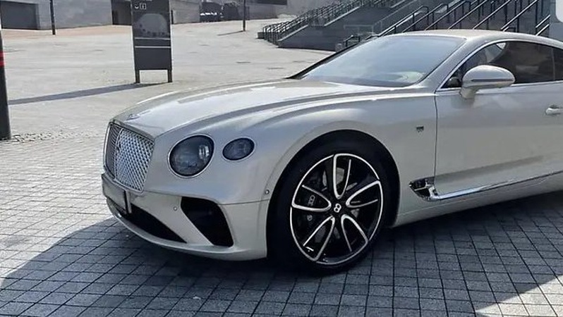 Mersedes, Bentley, Mclaren, Tesla, Toyota, Porshe – найдорожчі авто, ввезені через Волинську митницю