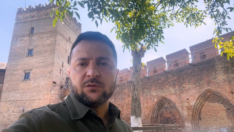 Зеленський звернувся до українців з Луцька: розповів про перемовини з Дудою й подякував військовим