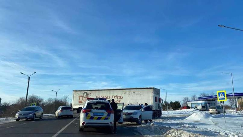 У місті на Волині на в’їзді до АЗС застрягла фура – рух ускладнений