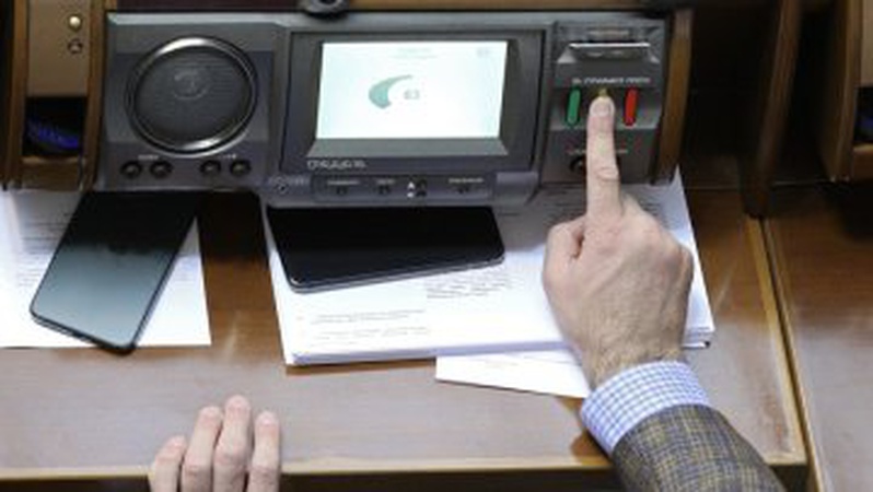 Вперше нардепа судитимуть за кнопкодавство. ФОТО