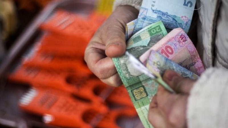 Мінімальну зарплату та соцвиплати не планують підвищувати у найближчі роки