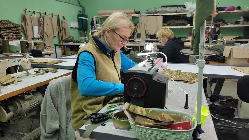 Вимушена переселенка з Харкова шиє зимову військову форму у Луцьку
