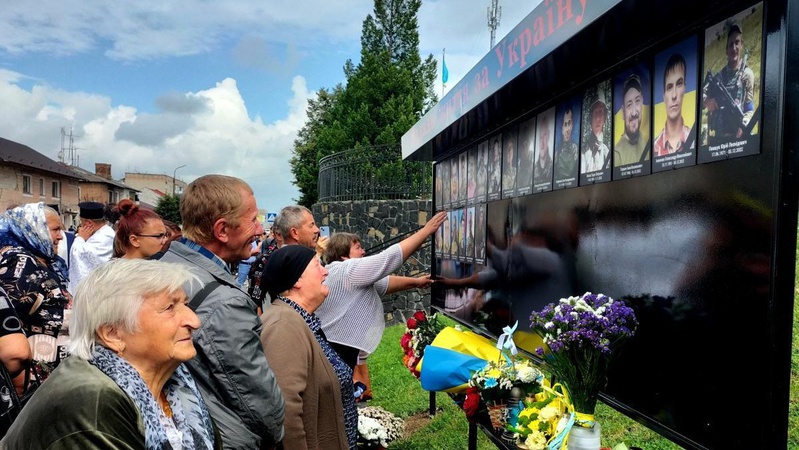 У Рожищі відкрили стелу пам’яті загиблих Героїв. ФОТО