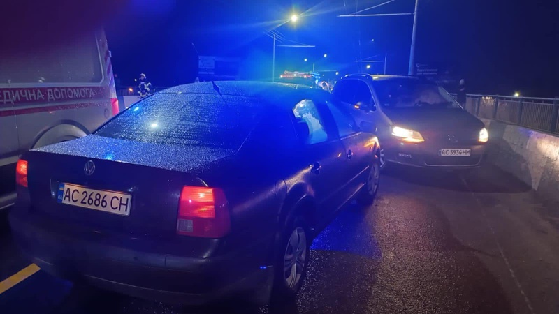 У Луцьку на слизькій дорозі авто збило жінку