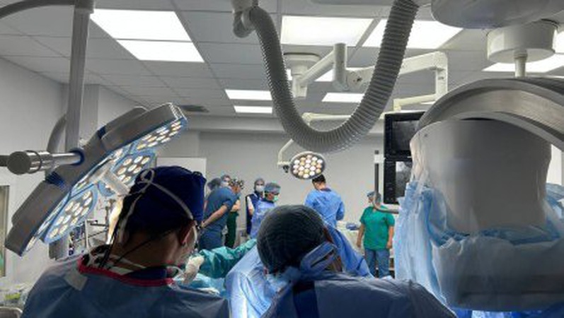 Волинські лікарі вперше провели операцію на серці без розрізу. ФОТО 18+