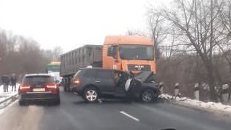 На Волині легковик зіткнувся з вантажівкою