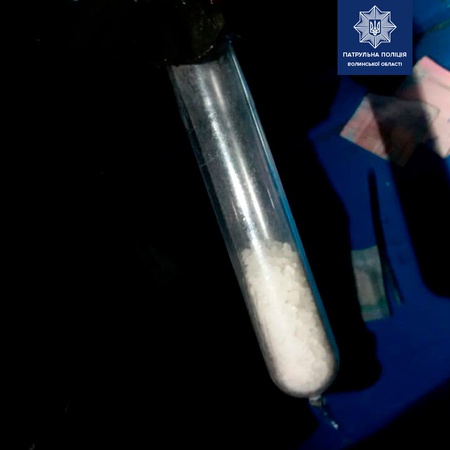 Побачив поліцію і сховався у під’їзді: у Ковелі затримали чоловіка із підозрілим порошком