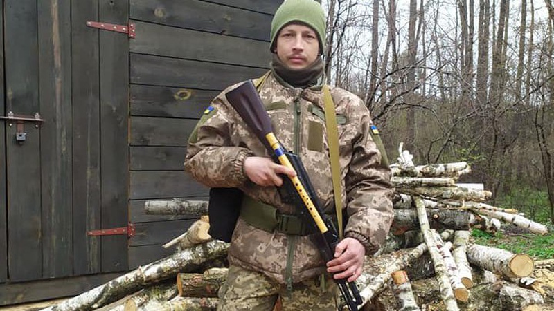 Пішов воювати із сопілкою: історія луцького ветеринара-музиканта